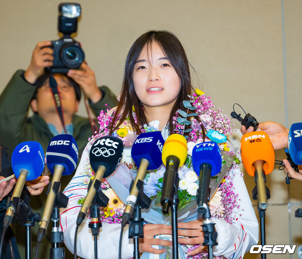 밀라노·코르티나담페초 동계올림픽 우리 선수단 첫 금메달의 주인공 최가온(18·세화여고)이 16일 오후 인천국제공항을 통해 입국했다.최가온은 지난 13일 밀라노 아이스스케이팅 아레나에서 열린 여자 스노보드 하프파이프 결선에서 극적인 역전 드라마를 완성하며 한국 선수단의 설상 종목 첫 올림픽 금메달의 주인공이 됐다.최가온이 입국장 앞에서 기자간담회를 하고 있다. 2026.02.16 /rumi@osen.co.kr