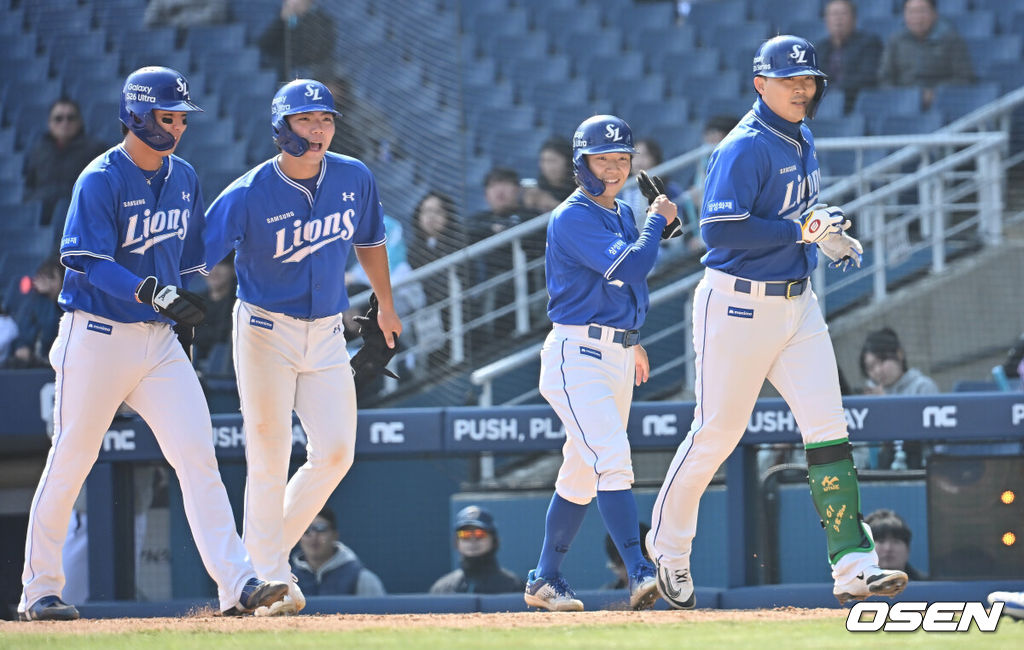 19일 창원NC파크에서 2026 신한 SOL KBO 리그 시범경기 NC 다이노스와 삼성 라이온즈의 경기가 열렸다. 홈팀 NC는 토다가, 방문팀 삼성은 이승현이 선발 출전했다. 삼성 라이온즈 전병우가 7회초 무사 만루 좌월 만루 홈런을 치고 동료들의 축하를 받고 있다. 2026.03.19 / foto0307@osen.co.kr