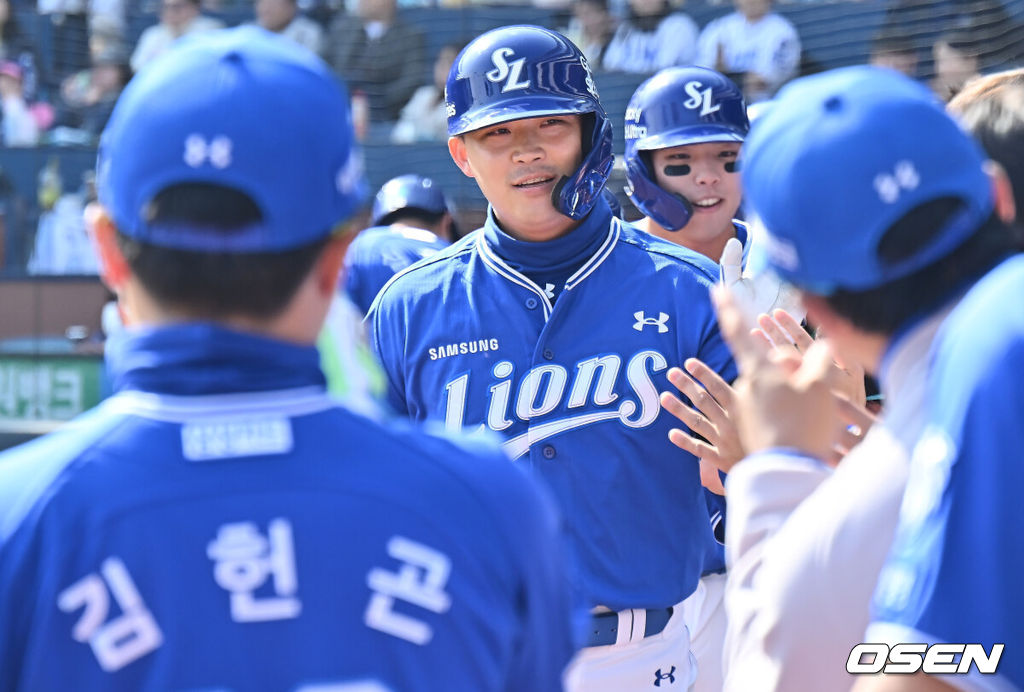 19일 창원NC파크에서 2026 신한 SOL KBO 리그 시범경기 NC 다이노스와 삼성 라이온즈의 경기가 열렸다. 홈팀 NC는 토다가, 방문팀 삼성은 이승현이 선발 출전했다. 삼성 라이온즈 전병우가 7회초 무사 만루 좌월 만루 홈런을 치고 동료들의 축하를 받고 있다. 2026.03.19 / foto0307@osen.co.kr