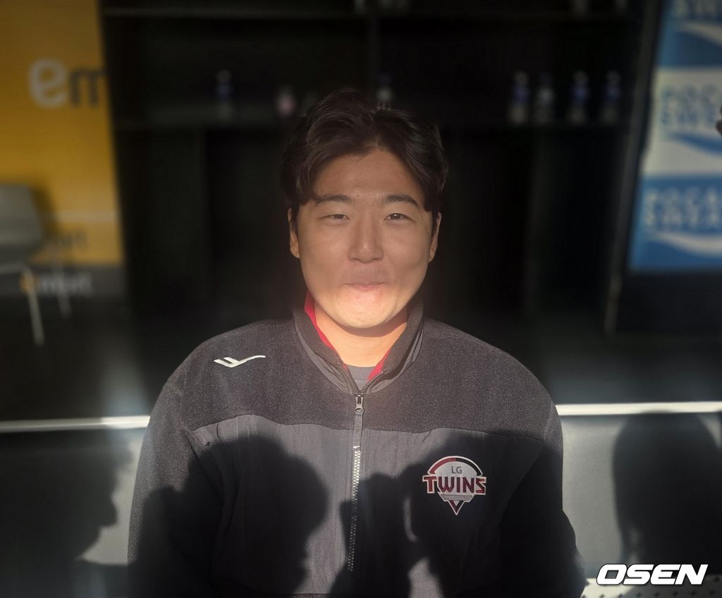 LG 트윈스 투수 송승기가 19일 인천 SSG랜더스필드에서 열린 SSG 랜더스와 시범경기에서 선발 등판한 후 취재진과 인터뷰를 하고 있다. /orange@osen.co.kr