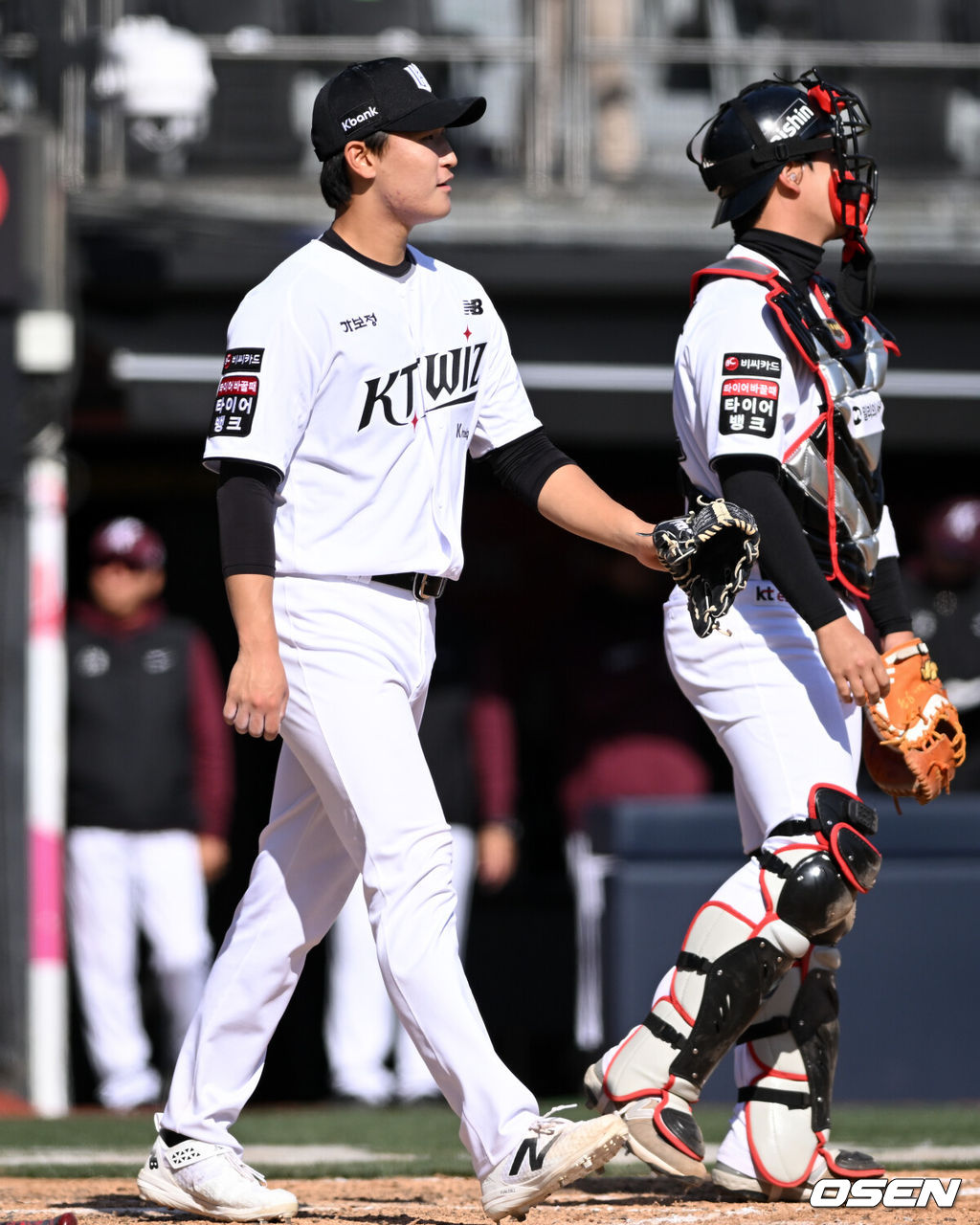 19일 경기도 수원 KT위즈파크에서 ‘2026 신한 SOL KBO리그’ 시범경기 KT 위즈와 키움 히어로즈의 경기가 열렸다.KT는 선발 투수로 보쉴리를, 키움은 김윤하를 마운드에 올렸다.8회초 무사 만루에서 KT 박지훈이 키움 김태진에게 중전 2타점 적시타를 허용한 뒤 아쉬워하고 있다. 2026.03.19 /cej@osen.co.kr