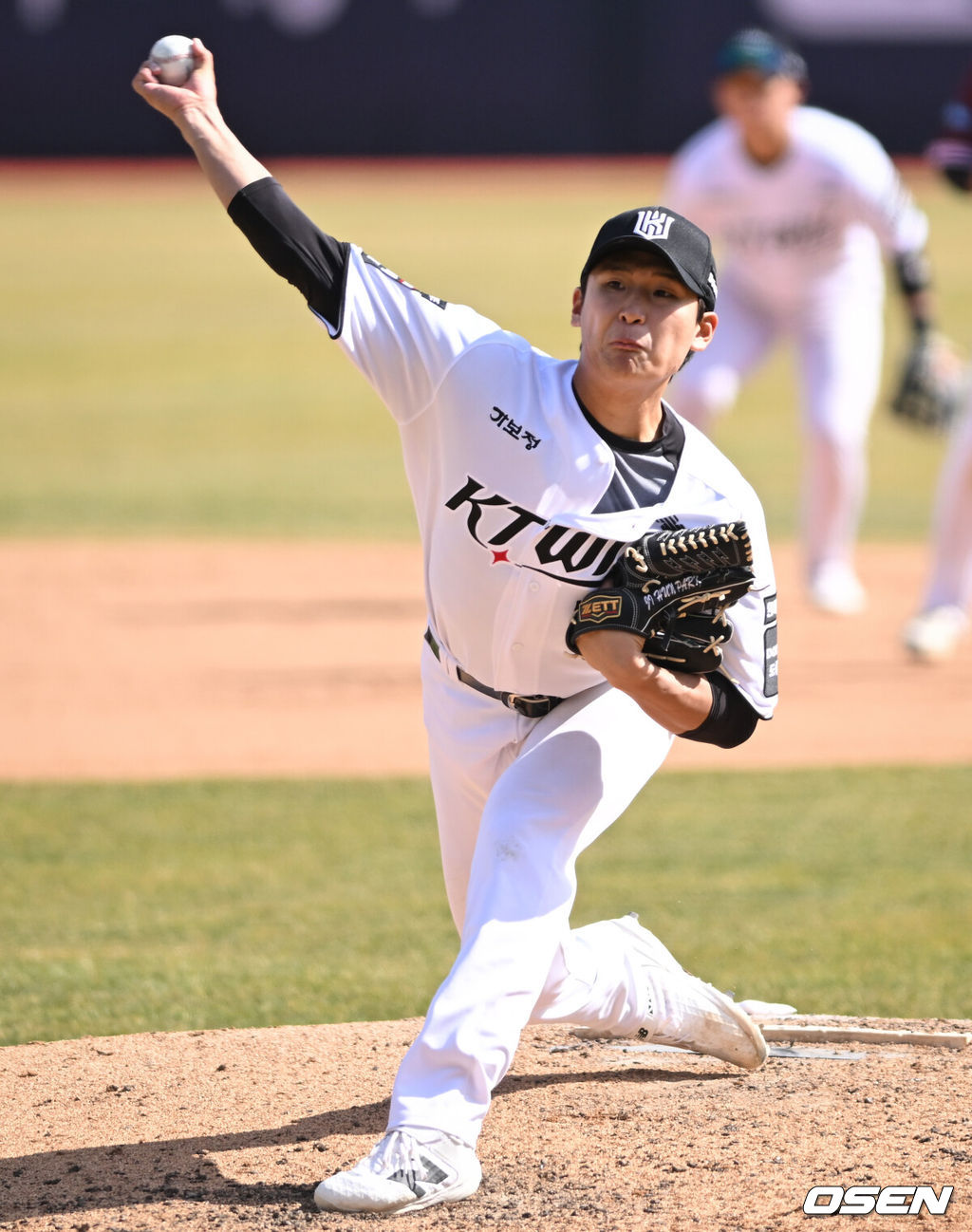 19일 경기도 수원 KT위즈파크에서 ‘2026 신한 SOL KBO리그’ 시범경기 KT 위즈와 키움 히어로즈의 경기가 열렸다.KT는 선발 투수로 보쉴리를, 키움은 김윤하를 마운드에 올렸다.7회초 KT 박지훈이 역투하고 있다. 2026.03.19 /cej@osen.co.kr