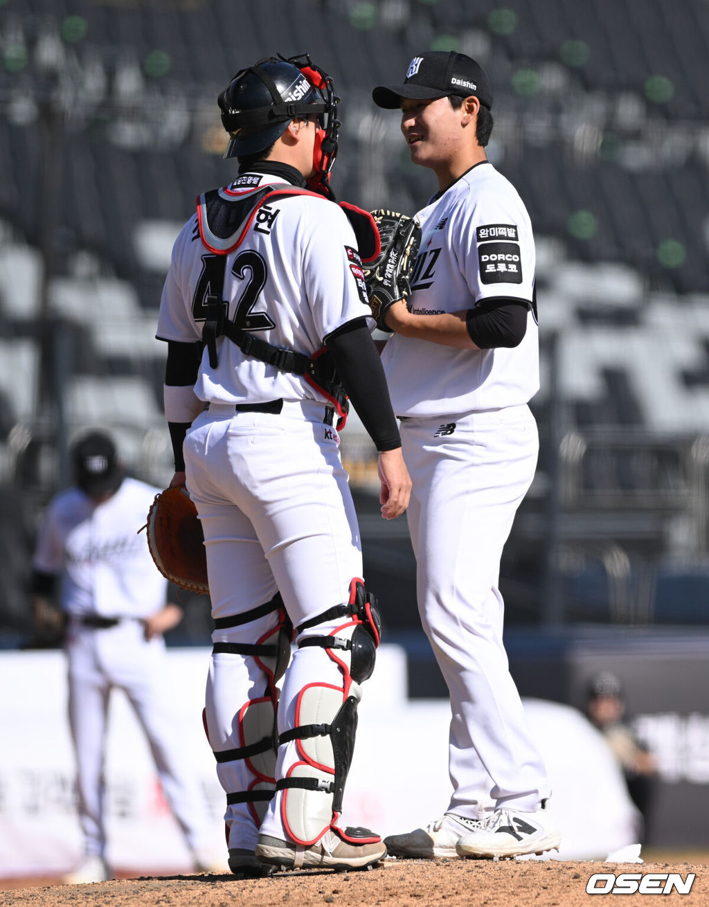 19일 경기도 수원 KT위즈파크에서 ‘2026 신한 SOL KBO리그’ 시범경기 KT 위즈와 키움 히어로즈의 경기가 열렸다.KT는 선발 투수로 보쉴리를, 키움은 김윤하를 마운드에 올렸다.8회초 1사 만루에서 KT 포수 조대현이 마운드에 올라 박지훈과 대화를 나누고 있다. 2026.03.19 /cej@osen.co.kr