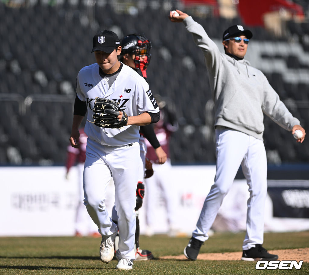 19일 경기도 수원 KT위즈파크에서 ‘2026 신한 SOL KBO리그’ 시범경기 KT 위즈와 키움 히어로즈의 경기가 열렸다.KT는 선발 투수로 보쉴리를, 키움은 김윤하를 마운드에 올렸다.8회초 1사 만루에서 KT 박지훈이 키움 안치홍에게 몸 맞는 공을 던진 뒤 교체되고 있다. 2026.03.19 /cej@osen.co.kr
