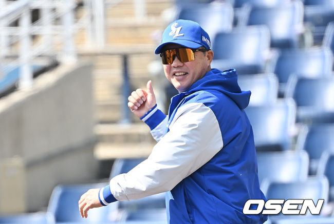 19일 창원NC파크에서 2026 신한 SOL KBO 리그 시범경기 NC 다이노스와 삼성 라이온즈의 경기가 열린다. 지난 12일 시작된 시범경기는 24일까지 진행되며, 각 팀이 12경기씩 총 60경기가 펼쳐진다. 삼성 라이온즈 박진만 감독이 NC 다이노스 이호준 감독을 만나러 가고 있다. 2026.03.19 / foto0307@osen.co.kr