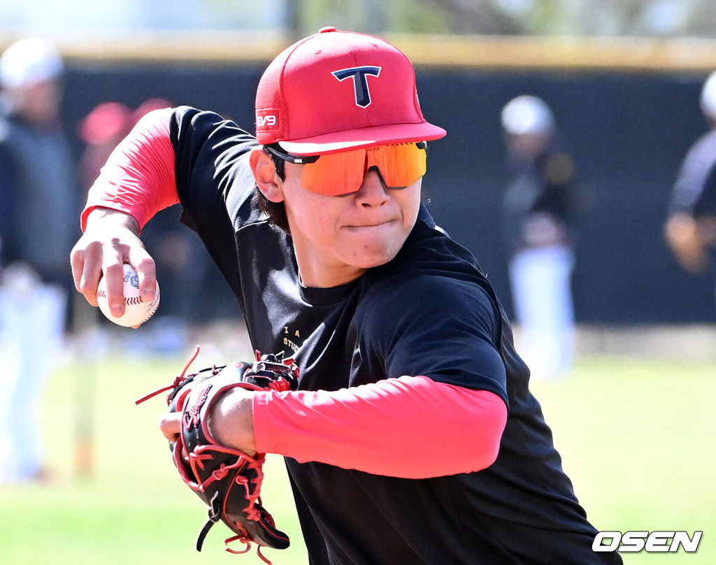 11일(한국시간) 미국 캘리포니아주 어바인 그레이트파크 베이스볼 컴플렉스에서 KIA 타이거즈의 1차 스프링캠프가 진행됐다.KIA 선수단은 오는 18일 미국에서 출발해 19일 인천으로 입국한 뒤 20일에 일본 오키나와로 건너가 21일부터 3월 4일까지 킨 구장에서 본격적인 실전을 치른다.KIA 김도영이 수비 훈련을 하고 있다. 2025.02.11 / sunday@osen.co.kr