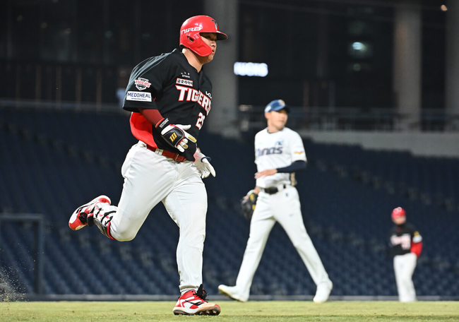 16일 창원NC파크에서 2026 신한 SOL KBO 리그 시범경기 NC 다이노스와 KIA 타이거즈의 경기가 열렸다.홈팀 NC는 구창모가, 방문팀 KIA는 황동하가 선발 출전했다.KIA 타이거즈 한준수가 7회초 무사 우월 솔로 홈런을 치고 그라운드를 돌고 있다. 2026.03.16 / foto0307@osen.co.kr