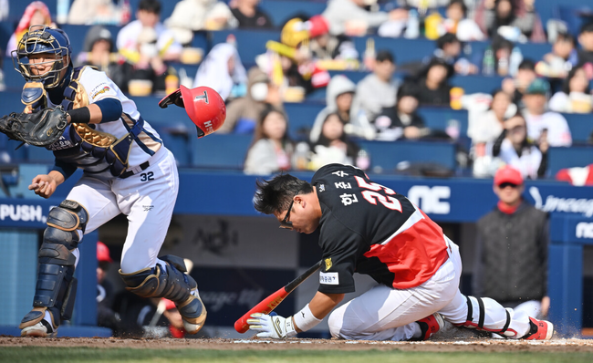 17일 창원NC파크에서 2026 신한 SOL KBO 리그 시범경기 NC 다이노스와 KIA 타이거즈의 경기가 열렸다.홈팀 NC는 테일러가, 방문팀 KIA는 양현종이 선발 출전했다.KIA 타이거즈 한준수가 7회초 무사 NC 다이노스 정구범의 투구에 머리를 맞고 쓰러져 있다. 2026.03.17 / foto0307@osen.co.kr