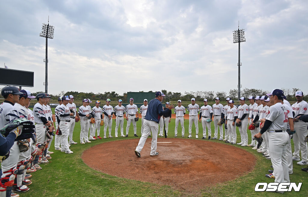 프로야구 롯데 자이언츠가 1일(한국시간) 대만 타이난 아시아-태평양 국제야구센터에 스프링캠프를 차리고 구슬땀을 흘렸다.김태형 감독 등 코치진과 투수 20명, 포수 5명, 내야수 9명, 외야수 7명 등 총 41명의 선수단이 1월 20일까지 1차 캠프에서 체력 강화와 기술 훈련을 치른 뒤 21일부터 3월 5일까지 일본 미야자키로 옮겨 2차 캠프에서 구춘리그에 참가해 실전 감각을 점검한다.롯데 선수들이 수비 훈련을 위해 문규현 코치의 설명을 듣고 있다. 2026.02.01 / foto0307@osen.co.kr