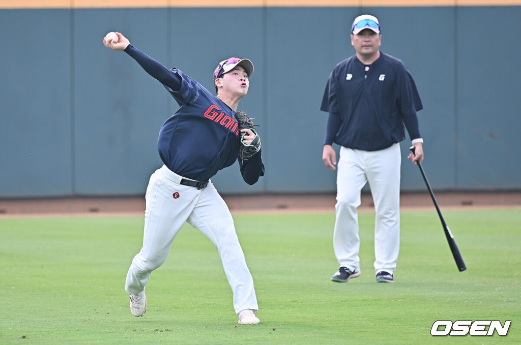 프로야구 롯데 자이언츠가 31일(한국시간) 대만 타이난 아시아-태평양 국제야구센터에 스프링캠프를 차리고 구슬땀을 흘렸다.김태형 감독 등 코치진과 투수 20명, 포수 5명, 내야수 9명, 외야수 7명 등 총 41명의 선수단이 1월 20일까지 1차 캠프에서 체력 강화와 기술 훈련을 치른 뒤 21일부터 3월 5일까지 일본 미야자키로 옮겨 2차 캠프에서 구춘리그에 참가해 실전 감각을 점검한다.롯데 박찬형이 훈련을 하고 있다. 2026.01.31 / foto0307@osen.co.kr