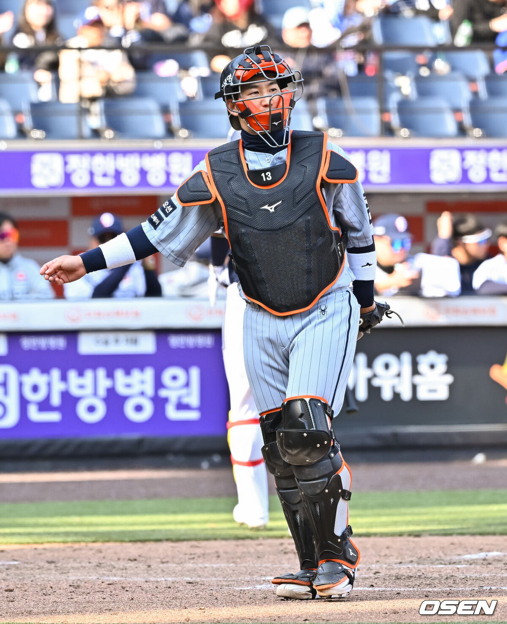17일 오후 대전 한화생명볼파크에서 2026 신한 SOL KBO 리그 시범경기 한화 이글스와 두산 베어스의 경기가 진행됐다.전날 경기에서는 두산이 한화를 상대로 8-4 승리를 거뒀다.9회초 이닝종료 후 한화 최재훈 포수가 그라운드를 내려가고 있다. 2026.03.17 / soul1014@osen.co.kr