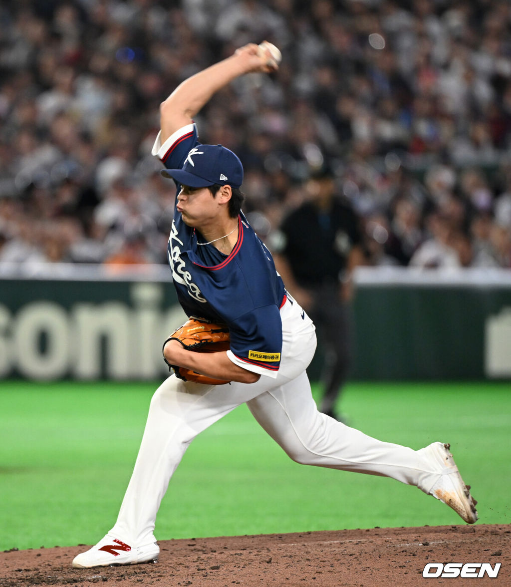 7일 일본 도쿄돔에서 2026 월드베이스볼클래식(WBC) 조별리그 C조 대한민국과 일본의 경기가 열렸다.한국은 잠수함 고영표, 일본은 좌완 기쿠치 유세이를 선발로 내세웠다. WBC에서 2006년 4강, 2009년 준우승을 차지한 한국은 이후 3개 대회(2013년, 2017년, 2023년)에서 연달아 1라운드를 통과하지 못하고 있다. 이번 대회에서는 8강 토너먼트 복귀를 목표로 대회에 임하고 있다. 지난 5일 체코와의 첫 경기에서는 11-4로 대승을 거두며 좋은 출발을 했다. 3회말 한국 조병현이 역투하고 있다. 2026.03.07 /spjj@osen.co.kr