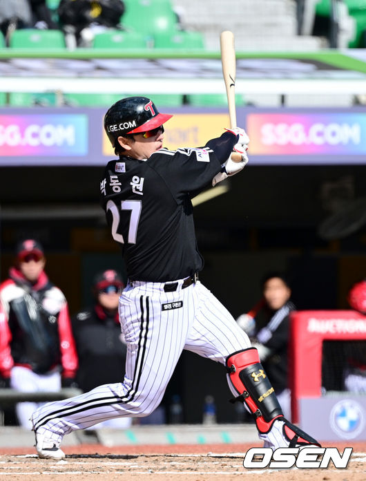 19일 인천 SSG랜더스필드에서 ‘2026 신한 SOL KBO리그’ 시범경기 SSG 랜더스와 LG 트윈스 경기가 열렸다.홈팀 SSG는 타케다 쇼타, 방문팀 LG는 송승기를 선발로 내세웠다.7회초 2사 1루 상황 LG 박동원이 달아나는 1타점 2루타를 날리고 있다. 2026.03.19 / dreamer@osen.co.kr