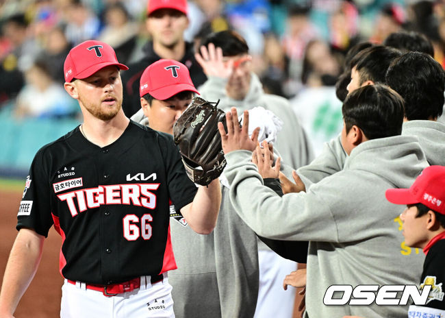 [OSEN=대구, 지형준 기자] 25일 대구삼성라이온즈파크에서 2024 신한 SOL뱅크 KBO 한국시리즈 3차전 삼성 라이온즈와 KIA 타이거즈의 경기가 열렸다.삼성은 대니 레예스, KIA는 에릭 라우어를 선발 투수로 내세웠다.경기에 앞서 KIA 라우어가 동료선수들과 하이파이브를 하고 있다. 2024.10.25 / jpnews@osen.co.kr