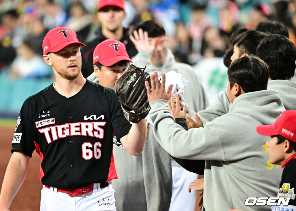 25일 대구삼성라이온즈파크에서 2024 신한 SOL뱅크 KBO 한국시리즈 3차전 삼성 라이온즈와 KIA 타이거즈의 경기가 열렸다.삼성은 대니 레예스, KIA는 에릭 라우어를 선발 투수로 내세웠다.경기에 앞서 KIA 라우어가 동료선수들과 하이파이브를 하고 있다. 2024.10.25 / jpnews@osen.co.kr