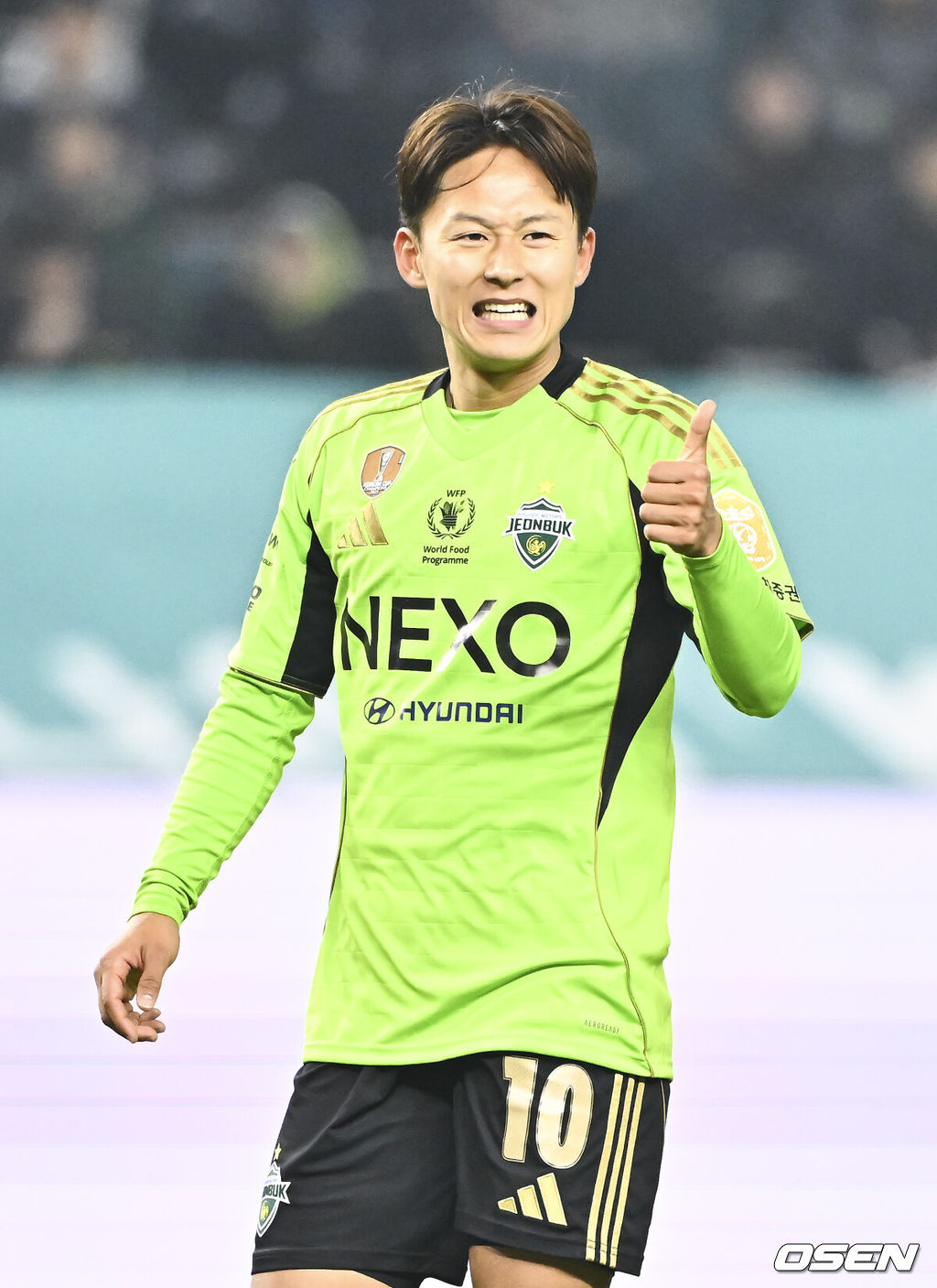 18일 전북 전주월드컵경기장에서 '하나은행 K리그1 2026' 전북 현대와 FC안양의 경기가 진행됐다.  FC안양은 개막 3경기 무패로 상승세를 이어가고 있고 3위에 랭크됐다. 반면 디펜딩 챔프 전북 현대는 시즌 첫 승을 위해 3전 4기에 도전한다.후반 전북 현대 이승우가 동료를 향해 엄지손가락을 보이고 있다.   2026.03.18 / soul1014@osen.co.kr