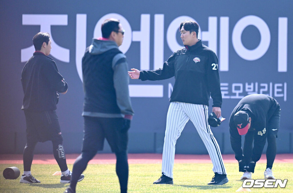 16일 경기도 수원 KT위즈파크에서 ‘2026 신한 SOL KBO리그’ 시범경기 KT 위즈와 LG 트윈스의 경기가 열린다.시범경기는 오는 24일까지 각 팀당 12경기씩 총 60경기가 펼쳐진다.경기를 앞두고 대표팀에서 돌아온 LG 손주영이 박명근과 인사를 나누고 있다. 2026.03.16 / dreamer@osen.co.kr
