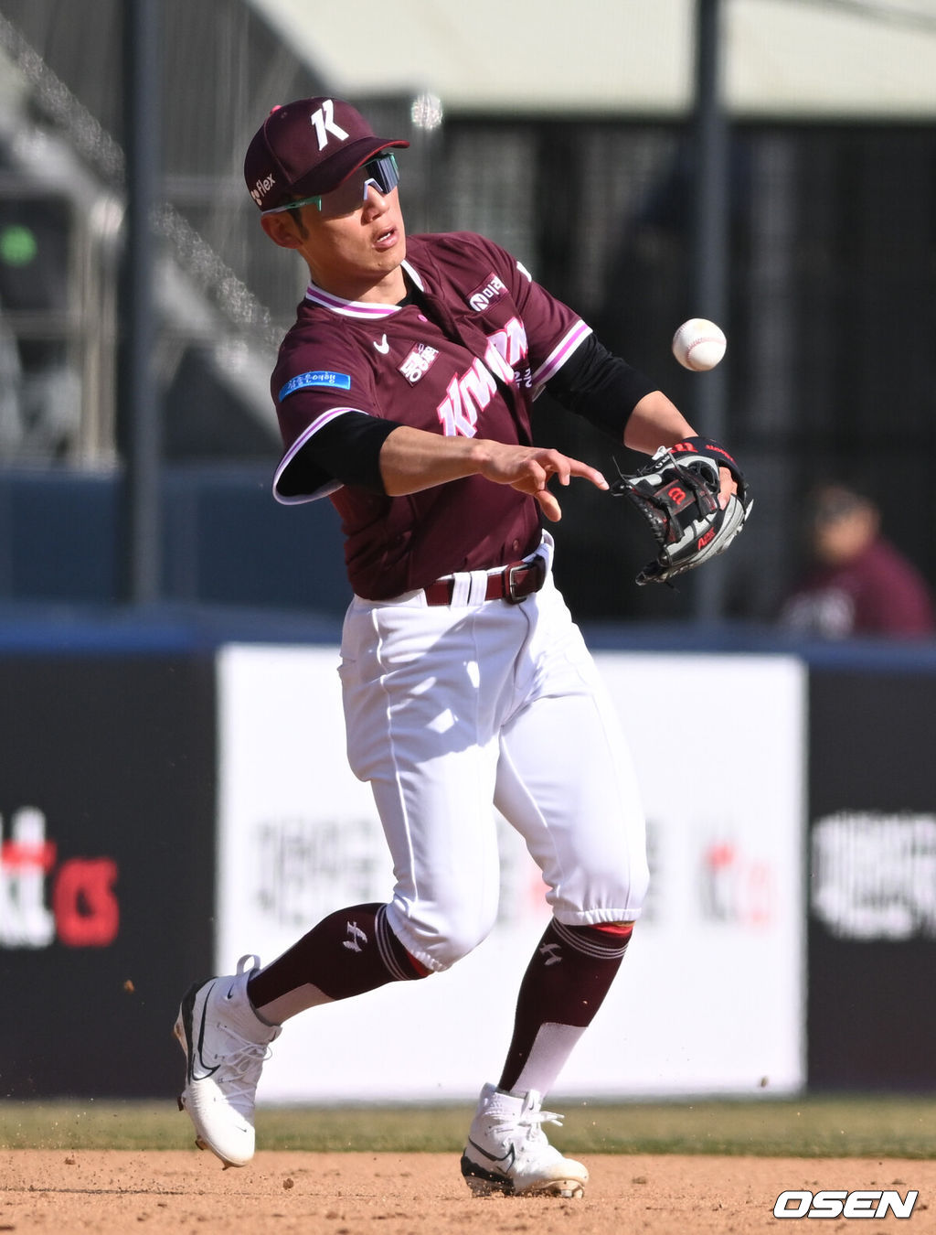 19일 경기도 수원 KT위즈파크에서 ‘2026 신한 SOL KBO리그’ 시범경기 KT 위즈와 키움 히어로즈의 경기가 열렸다.KT는 선발 투수로 보쉴리를, 키움은 김윤하를 마운드에 올렸다.8회말 2사 1루 키움 3루수 서건창이 KT 조대현의 땅볼을 처리하고 있다. 2026.03.19 /cej@osen.co.kr