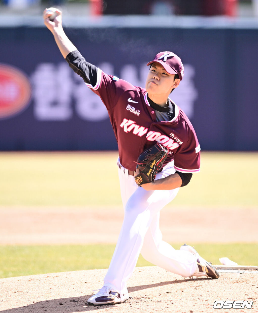 19일 경기도 수원 KT위즈파크에서 ‘2026 신한 SOL KBO리그’ 시범경기 KT 위즈와 키움 히어로즈의 경기가 열렸다.KT는 선발 투수로 보쉴리를, 키움은 김윤하를 마운드에 올렸다.1회말 키움 김윤하가 역투하고 있다. 2026.03.19 /cej@osen.co.kr