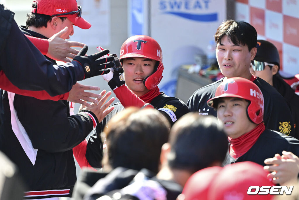 19일 오후 대전 한화생명볼파크에서 2026 신한 SOL KBO 리그 시범경기 한화 이글스와 KIA 타이거즈의 경기를 진행됐다.한화와 KIA는 시범경기에서 각각 2승 4패, 2승 1무 3패를 기록 중이다.7회초 KIA 선두타자 박민이 역전 솔로홈런을 날린뒤 동료들의 축하를 받고 있다.    2026.03.19 / soul1014@osen.co.kr