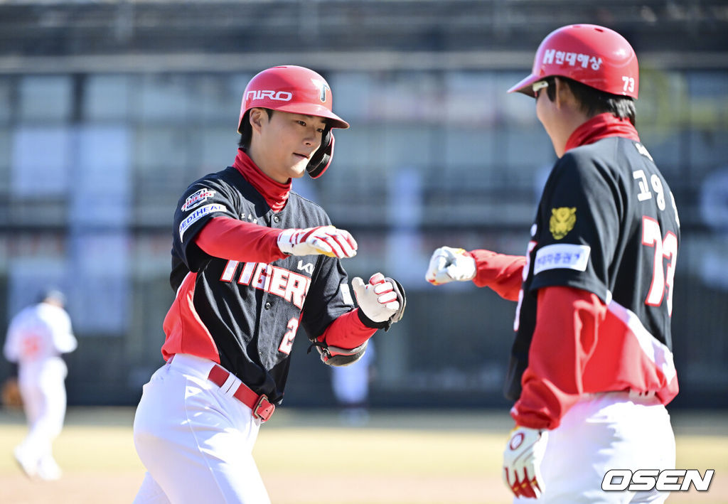 19일 오후 대전 한화생명볼파크에서 2026 신한 SOL KBO 리그 시범경기 한화 이글스와 KIA 타이거즈의 경기를 진행됐다.한화와 KIA는 시범경기에서 각각 2승 4패, 2승 1무 3패를 기록 중이다.9회초 2사 KIA 박민이 재역전 솔로홈런을 날리고 베이스를 돌고 있다.    2026.03.19 / soul1014@osen.co.kr