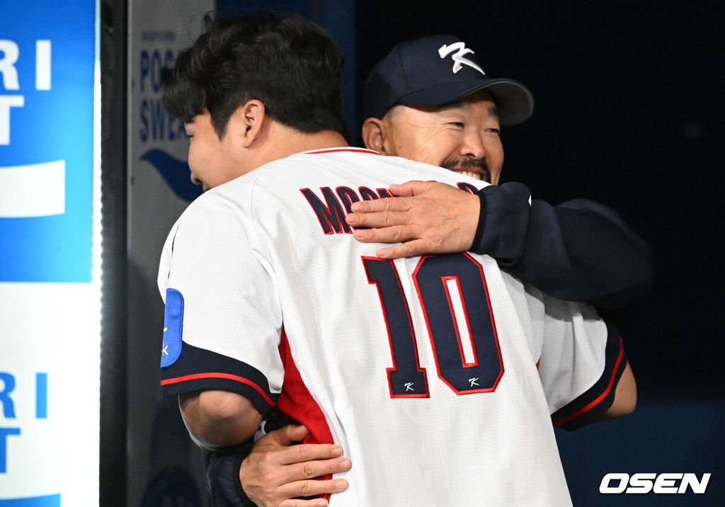 야구대표팀 문보경이 김용일 코치와 인사를 나누고 있다. / OSEN DB