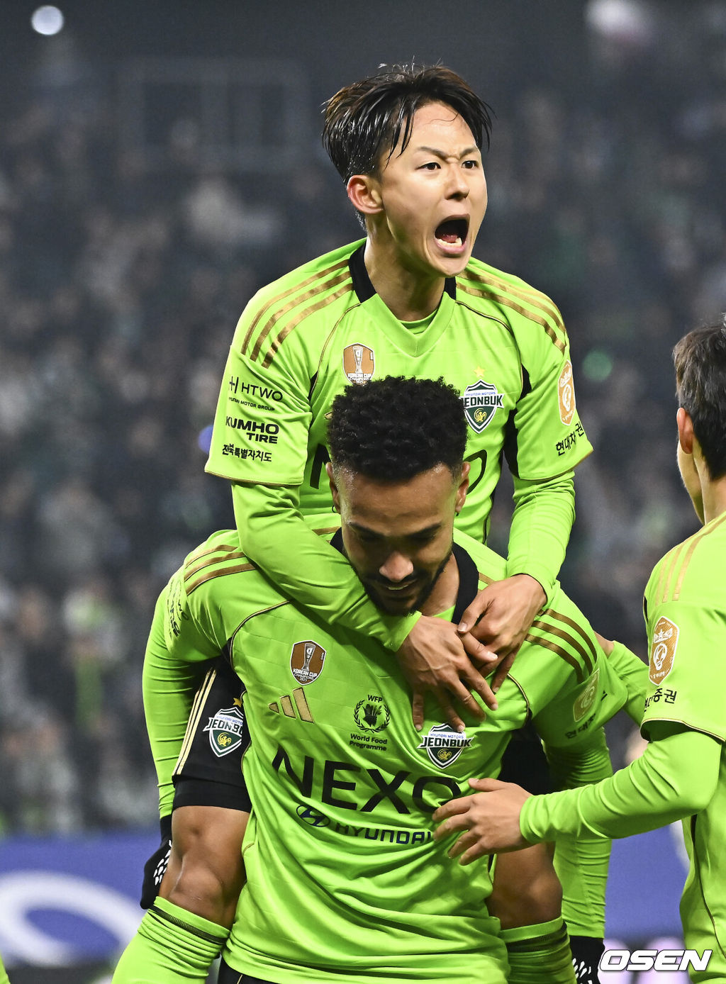 18일 전북 전주월드컵경기장에서 '하나은행 K리그1 2026' 전북 현대와 FC안양의 경기가 진행됐다. FC안양은 개막 3경기 무패로 상승세를 이어가고 있고 3위에 랭크됐다. 반면 디펜딩 챔프 전북 현대는 시즌 첫 승을 위해 3전 4기에 도전한다.후반 전북 현대 이승우가 역전골 넣은 모따의 등에 업혀 기뻐하고 있다. 2026.03.18 / soul1014@osen.co.kr