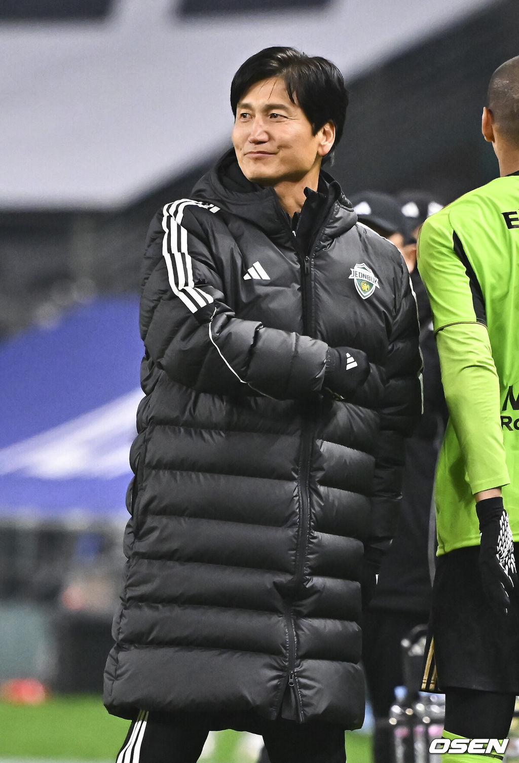 정정용 감독의 전북 현대가 리그 첫 승리에 성공했다. 전북 현대는 18일 오후 7시 30분 전주월드컵경기장에서 열린 하나은행 K리그1 2026 4라운드 FC안양과 맞대결에서 2-1로 승리했다. 이로써 정정용 감독의 전북현대는 2026시즌 첫 번째 리그 승리에 성공, 승점 5점(1승 2무 1패)으로 리그 6위로 올라섰다. 반면 안양은 승점 획득에 실패하면서 승점 5점(1승 2무 1패)에 머물렀다.후반 전북 현대 모따의 역전골때 정정용 감독이 미소 짓고 있다 20다6.03.18 / soul1014@osen.co.kr