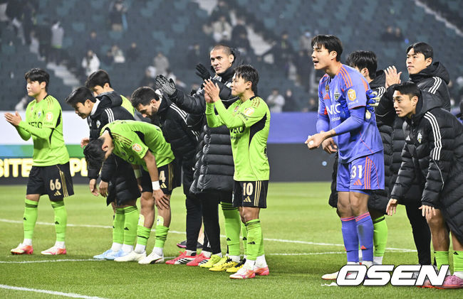 [OSEN=전주, 박준형 기자] 정정용 감독의 전북 현대가 리그 첫 승리에 성공했다.&nbsp;전북 현대는 18일 오후 7시 30분 전주월드컵경기장에서 열린 하나은행 K리그1 2026 4라운드 FC안양과 맞대결에서 2-1로 승리했다. 이로써 정정용 감독의 전북현대는 2026시즌 첫 번째 리그 승리에 성공, 승점 5점(1승 2무 1패)으로 리그 6위로 올라섰다. 반면 안양은 승점 획득에 실패하면서 승점 5점(1승 2무 1패)에 머물렀다.경기종료 후 전북 현대 선수들이 승리의 기쁨을 나누고 있다.   2026.03.18 / soul1014@osen.co.kr