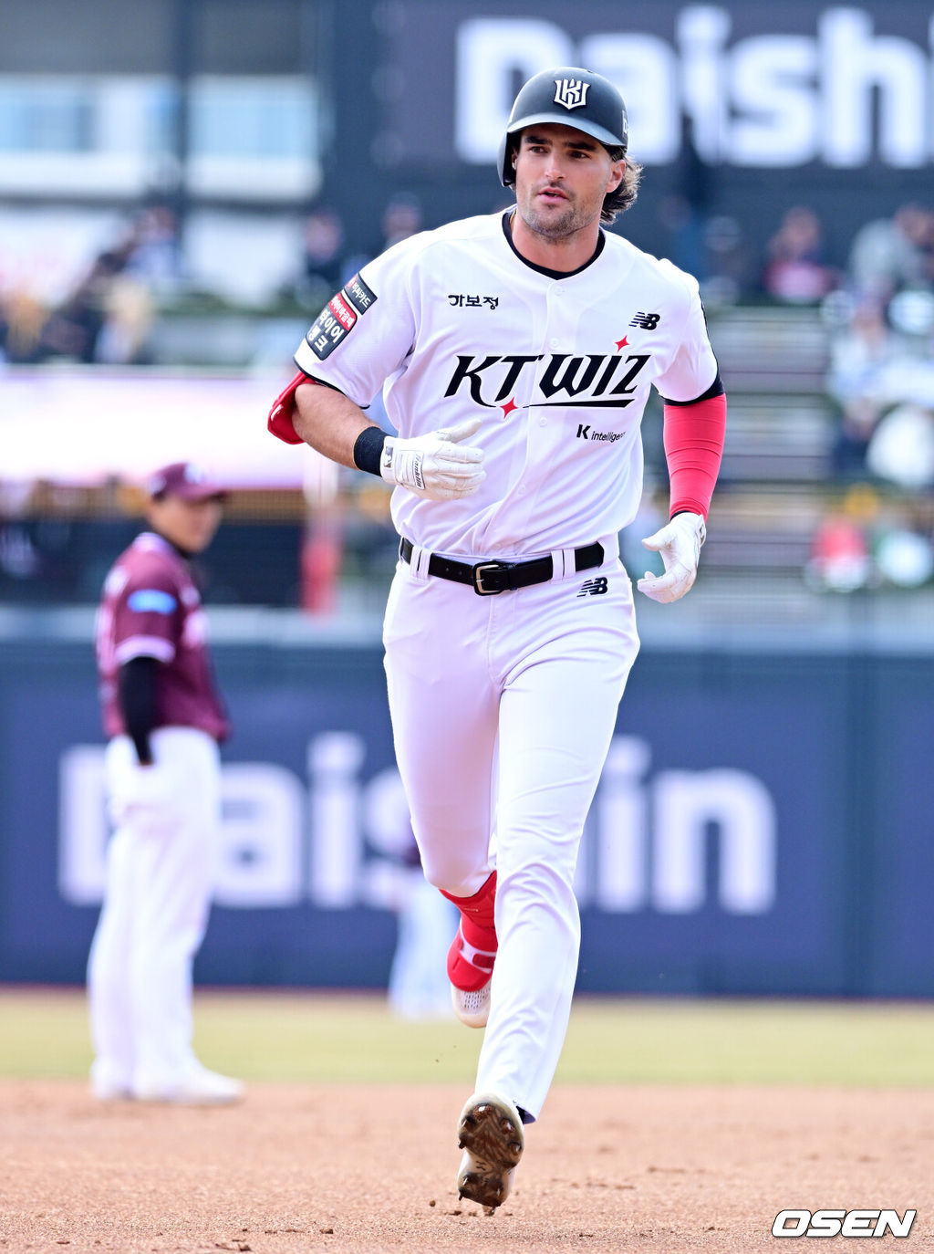 20일 경기도 수원 KT위즈파크에서 ‘2026 신한 SOL KBO리그’ 시범경기 KT 위즈와 키움 히어로즈의 경기가 열렸다.KT는 10위(1승 2무 4패), 키움는 공동 8위(2승 1무 4패)를 기록중이다. 1회말 KT 힐리어드가 선두타자 초구 홈런을 날리며 그라운드를 돌고 있다. 2026.03.20 / jpnews@osen.co.kr