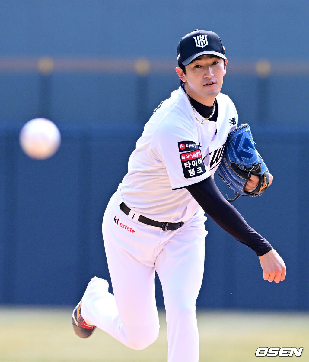 20일 경기도 수원 KT위즈파크에서 ‘2026 신한 SOL KBO리그’ 시범경기 KT 위즈와 키움 히어로즈의 경기가 열렸다.KT는 10위(1승 2무 4패), 키움는 공동 8위(2승 1무 4패)를 기록중이다. 1회초 KT 고영표가 역투하고 있다. 2026.03.20 / jpnews@osen.co.kr