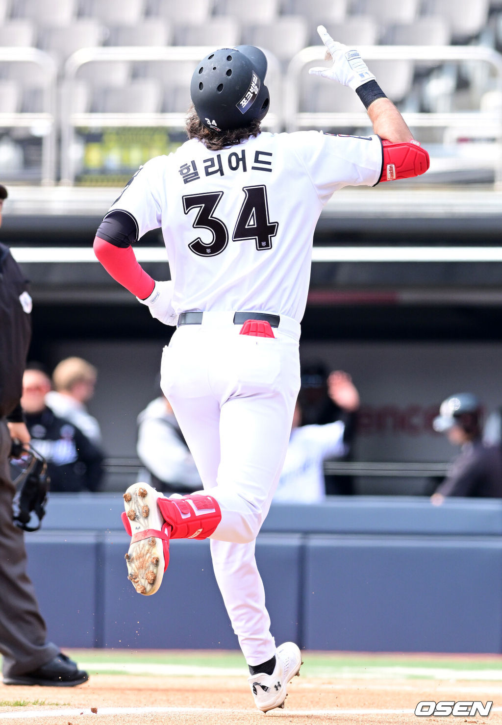 20일 경기도 수원 KT위즈파크에서 ‘2026 신한 SOL KBO리그’ 시범경기 KT 위즈와 키움 히어로즈의 경기가 열렸다.KT는 10위(1승 2무 4패), 키움는 공동 8위(2승 1무 4패)를 기록중이다. 1회말 KT 힐리어드가 선두타자 초구 홈런을 날리고 세리머니를 하고 있다. 2026.03.20 / jpnews@osen.co.kr