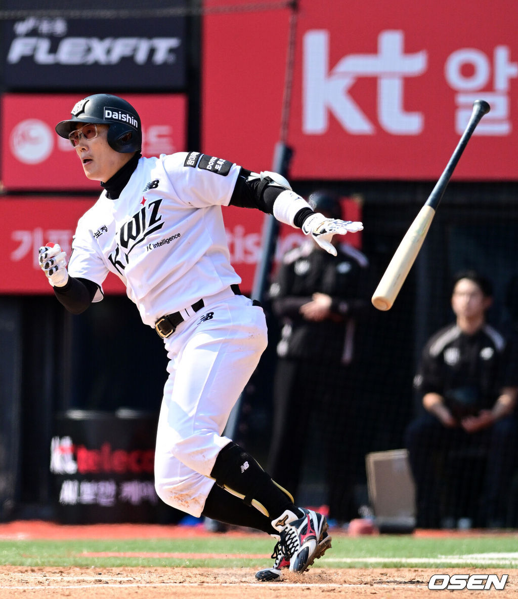 20일 경기도 수원 KT위즈파크에서 ‘2026 신한 SOL KBO리그’ 시범경기 KT 위즈와 키움 히어로즈의 경기가 열렸다.KT는 10위(1승 2무 4패), 키움는 공동 8위(2승 1무 4패)를 기록중이다. 4회말 1사 1,2루에서 KT 허경민이 1타점 좌전 적시타를 날리고 있다. 2026.03.20 / jpnews@osen.co.kr