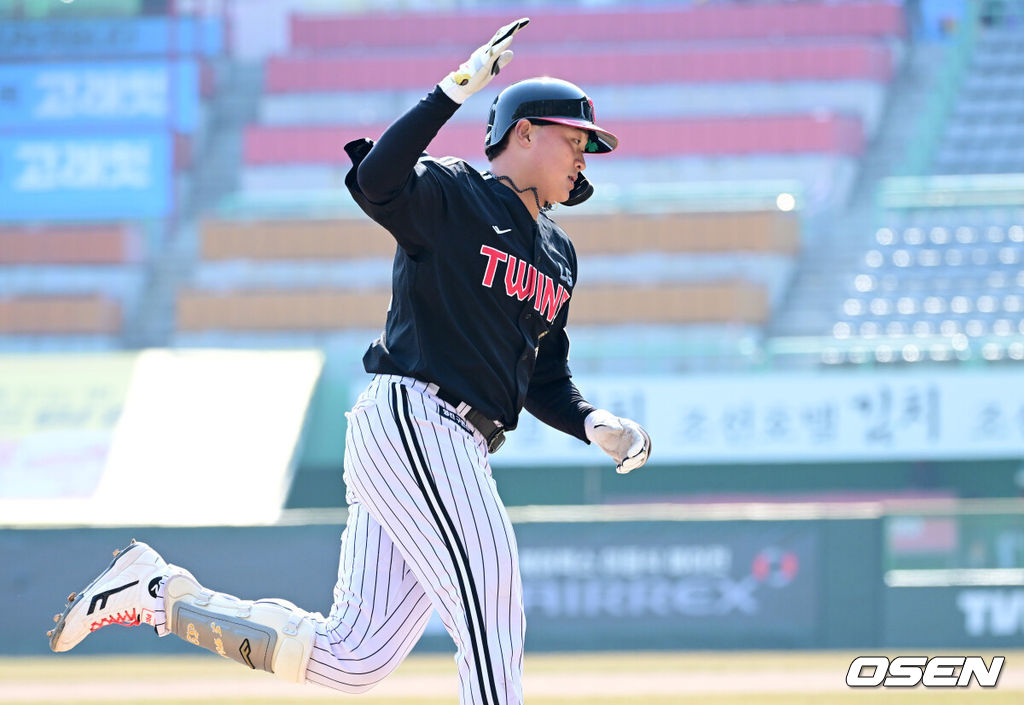 20일 인천 SSG랜더스필드에서 ‘2026 신한 SOL KBO리그’ 시범경기 SSG 랜더스와 LG 트윈스 경기가 열렸다.홈팀 SSG는 김민준, 방문팀 LG는 요니 치리노스를 선발로 내세웠다.6회초 1사 주자없는 상황 LG 이재원이 동점 좌월 솔로포를 날리고 그라운드를 돌고 있다. 2026.03.20 / dreamer@osen.co.kr
