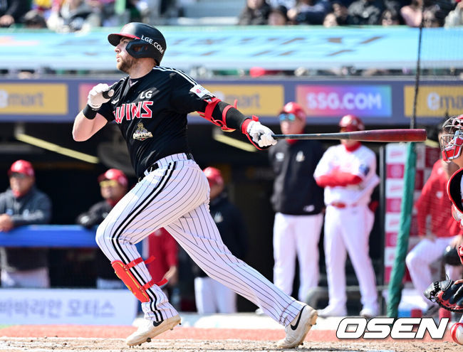 [OSEN=인천, 최규한 기자] 20일 인천 SSG랜더스필드에서 ‘2026 신한 SOL KBO리그’ 시범경기 SSG 랜더스와 LG 트윈스 경기가 열렸다.홈팀 SSG는 김민준, 방문팀 LG는 요니 치리노스를 선발로 내세웠다.5회초 1사 만루 상황 LG 오스틴이 역전 2타점 2루타를 날리고 있다. 2026.03.20 / dreamer@osen.co.kr