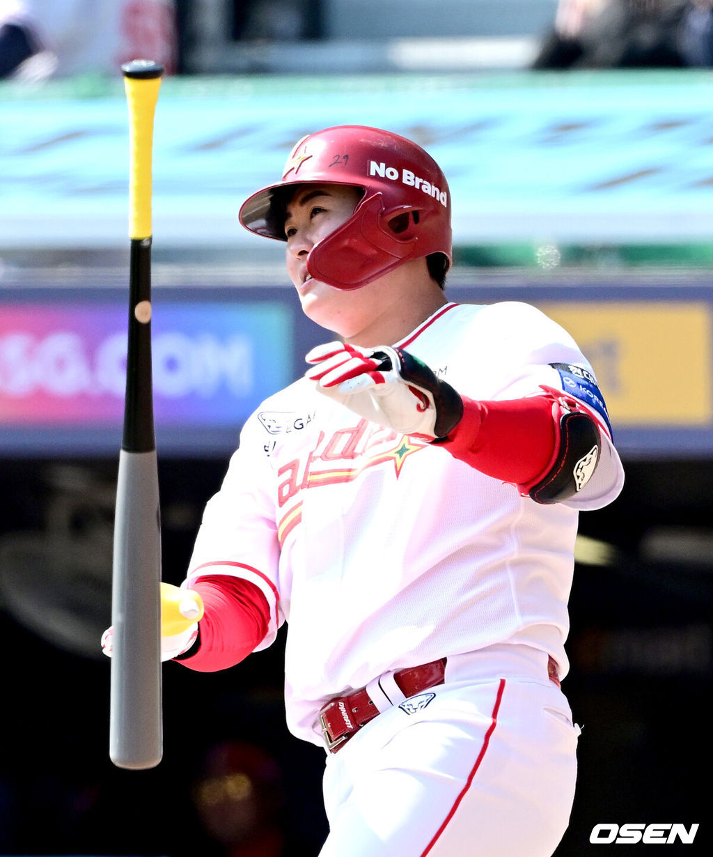 20일 인천 SSG랜더스필드에서 ‘2026 신한 SOL KBO리그’ 시범경기 SSG 랜더스와 LG 트윈스 경기가 열렸다.홈팀 SSG는 김민준, 방문팀 LG는 요니 치리노스를 선발로 내세웠다.4회말 1사 1루 상황 SSG 고명준이 선제 좌월 투런포를 날리고 있다. 2026.03.20 / dreamer@osen.co.kr