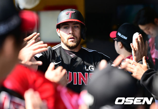 [OSEN=인천, 최규한 기자] 20일 인천 SSG랜더스필드에서 ‘2026 신한 SOL KBO리그’ 시범경기 SSG 랜더스와 LG 트윈스 경기가 열렸다.홈팀 SSG는 김민준, 방문팀 LG는 요니 치리노스를 선발로 내세웠다.5회초 2사 3루 상황 LG 박동원의 달아나는 1타점 적시타 때 홈을 밟은 오스틴이 더그아웃 동료들과 인사를 나누고 있다. 2026.03.20 / dreamer@osen.co.kr