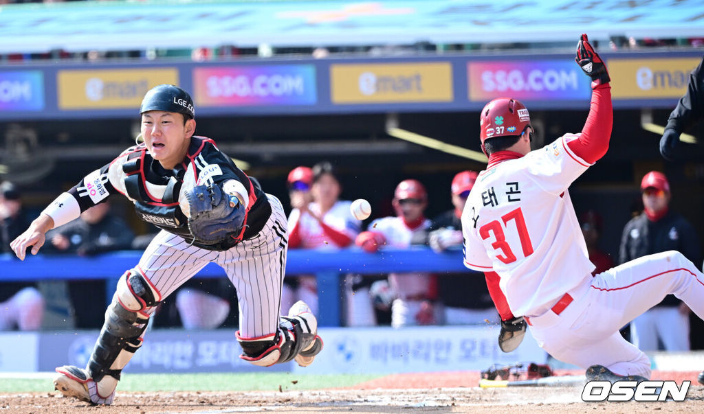 20일 인천 SSG랜더스필드에서 ‘2026 신한 SOL KBO리그’ 시범경기 SSG 랜더스와 LG 트윈스 경기가 열렸다.홈팀 SSG는 김민준, 방문팀 LG는 요니 치리노스를 선발로 내세웠다.5회말 1사 만루 상황 SSG 고명준의 1타점 희생플라이 때 LG 포수 이주헌이 악송구에 3루 주자 오태곤의 홈 태그업을 허용하고 있다. 2026.03.20 / dreamer@osen.co.kr