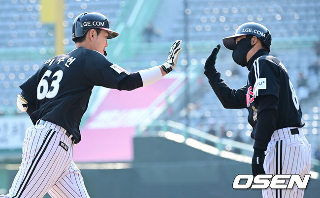 [OSEN=인천, 최규한 기자] 20일 인천 SSG랜더스필드에서 ‘2026 신한 SOL KBO리그’ 시범경기 SSG 랜더스와 LG 트윈스 경기가 열렸다.홈팀 SSG는 김민준, 방문팀 LG는 요니 치리노스를 선발로 내세웠다.8회초 무사 2루 상황 LG 이주헌이 달아나는 좌월 투런포를 날리고 그라운드를 돌며 정수성 코치와 인사를 나누고 있다. 2026.03.20 / dreamer@osen.co.kr