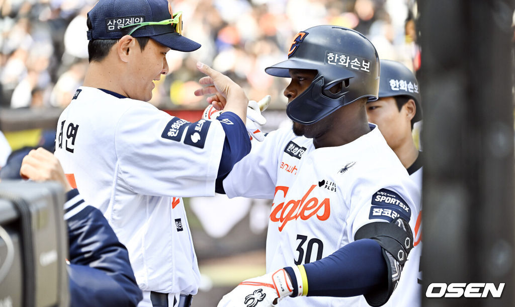 20일 오후 대전 한화생명볼파크에서 2026 신한 SOL KBO 리그 시범경기 한화 이글스와 KIA 타이거즈의 경기를 진행됐다.전날 한화는 4-5로 끌려가다 9회말 허인서의 동점 홈런과 김태연의 끝내기 홈런으로 7-5 역전승을 거두고 2연패를 끊었다.4회말 무사 1루 한화 페라자가 2점 홈런을 날리고 김태연과 세리머니를 하고 있다.   2026.03.20 / soul1014@osen.co.kr