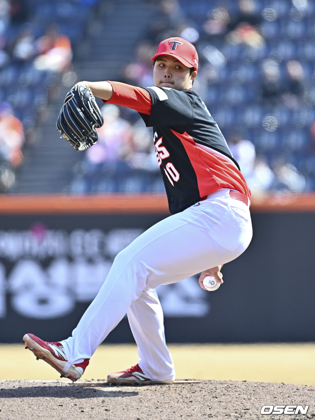 20일 오후 대전 한화생명볼파크에서 2026 신한 SOL KBO 리그 시범경기 한화 이글스와 KIA 타이거즈의 경기를 진행됐다.전날 한화는 4-5로 끌려가다 9회말 허인서의 동점 홈런과 김태연의 끝내기 홈런으로 7-5 역전승을 거두고 2연패를 끊었다.2회말 KIA 선발투수 김태형이 역투하고 있다.   2026.03.20 / soul1014@osen.co.kr