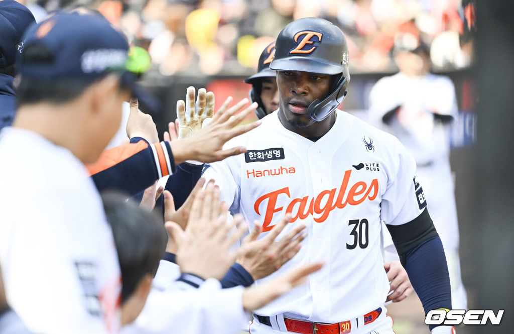 20일 오후 대전 한화생명볼파크에서 2026 신한 SOL KBO 리그 시범경기 한화 이글스와 KIA 타이거즈의 경기를 진행됐다.전날 한화는 4-5로 끌려가다 9회말 허인서의 동점 홈런과 김태연의 끝내기 홈런으로 7-5 역전승을 거두고 2연패를 끊었다.4회말 무사 1루 한화 페라자가 2점 홈런을 날리고 동료들의 축하를  받고 있다.   2026.03.20 / soul1014@osen.co.kr