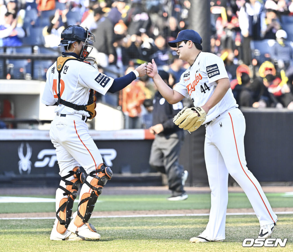 프로야구 한화 이글스가 KIA 마운드를 두드리고 시범경기 2연승을 달성했다.김경문 감독이 이끄는 한화는 20일 대전 한화생명 볼파크에서 열린 2026 신한 SOL KBO리그 KIA와의 시범경기에서 13-8로 승리했다. 전날 7-5 끝내기 승리를 거뒀던 한화는 이틀 연속 KIA를 잡고 시범경기 전적 4승4패를 만들었다.경기종료 후 한화 마무리 투수 김서현과 박상언 포수가 승리의 기쁨을 나누고 있다.   2026.03.20 / soul1014@osen.co.kr