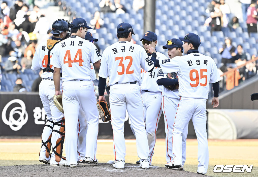 프로야구 한화 이글스가 KIA 마운드를 두드리고 시범경기 2연승을 달성했다.김경문 감독이 이끄는 한화는 20일 대전 한화생명 볼파크에서 열린 2026 신한 SOL KBO리그 KIA와의 시범경기에서 13-8로 승리했다. 전날 7-5 끝내기 승리를 거뒀던 한화는 이틀 연속 KIA를 잡고 시범경기 전적 4승4패를 만들었다.경기종료 후 한화 선수들이 승리의 기쁨을 나누고 있다.    2026.03.20 / soul1014@osen.co.kr기