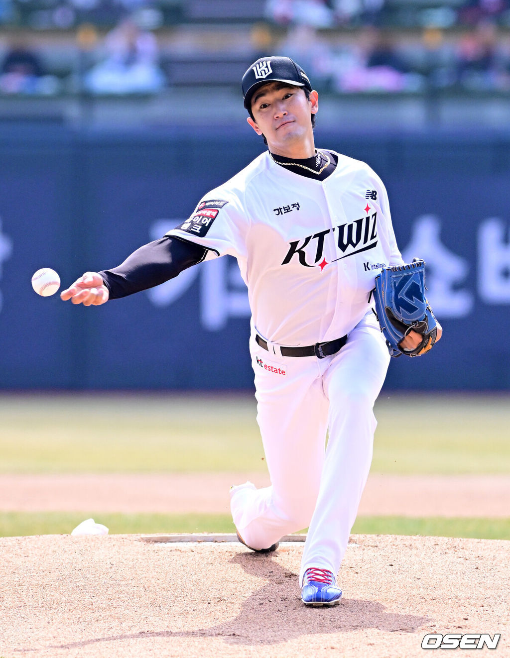 20일 경기도 수원 KT위즈파크에서 ‘2026 신한 SOL KBO리그’ 시범경기 KT 위즈와 키움 히어로즈의 경기가 열렸다.KT는 10위(1승 2무 4패), 키움는 공동 8위(2승 1무 4패)를 기록중이다. 1회초 KT 고영표가 역투하고 있다. 2026.03.20 / jpnews@osen.co.kr