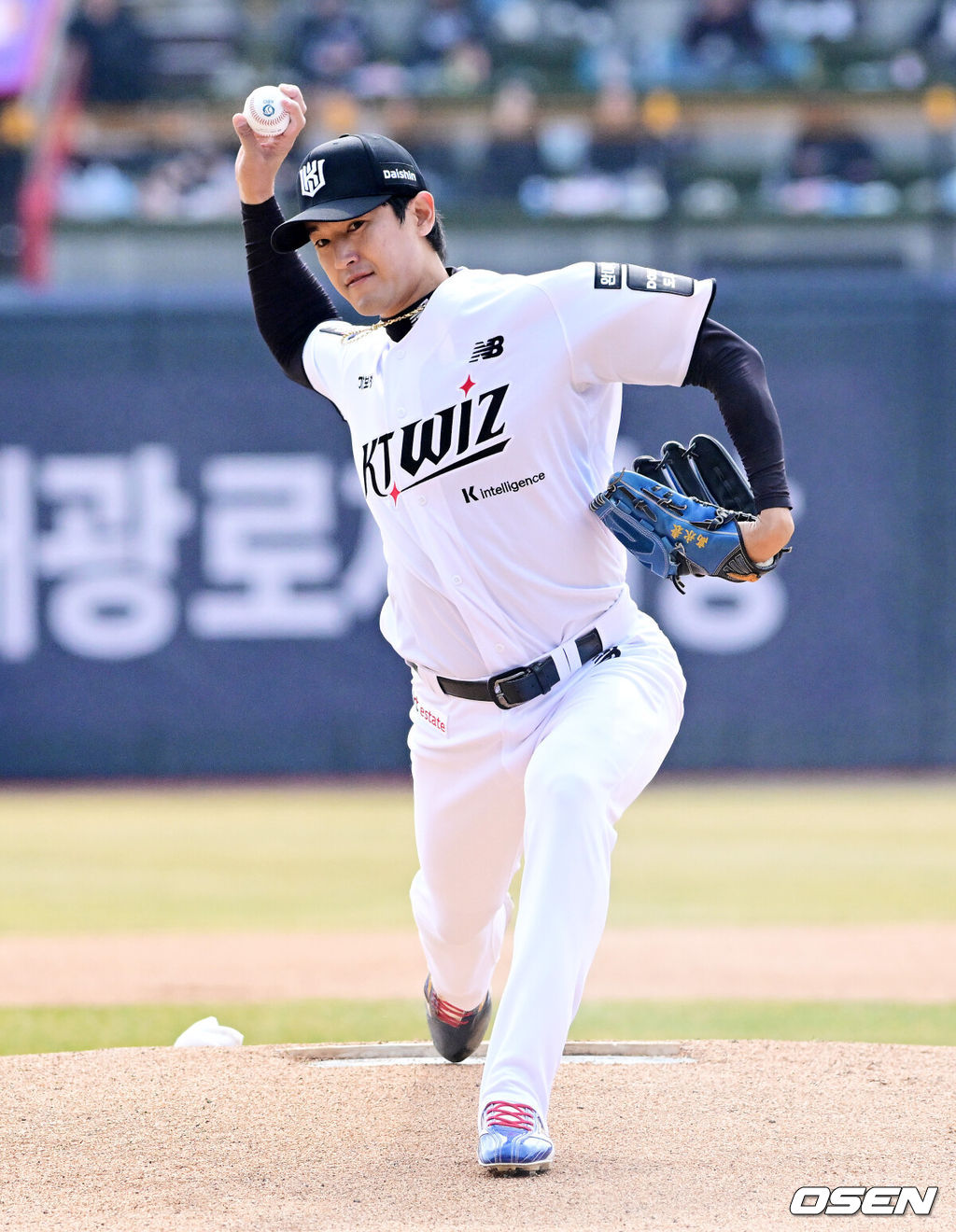 20일 경기도 수원 KT위즈파크에서 ‘2026 신한 SOL KBO리그’ 시범경기 KT 위즈와 키움 히어로즈의 경기가 열렸다.KT는 10위(1승 2무 4패), 키움는 공동 8위(2승 1무 4패)를 기록중이다. 1회초 KT 고영표가 역투하고 있다. 2026.03.20 / jpnews@osen.co.kr