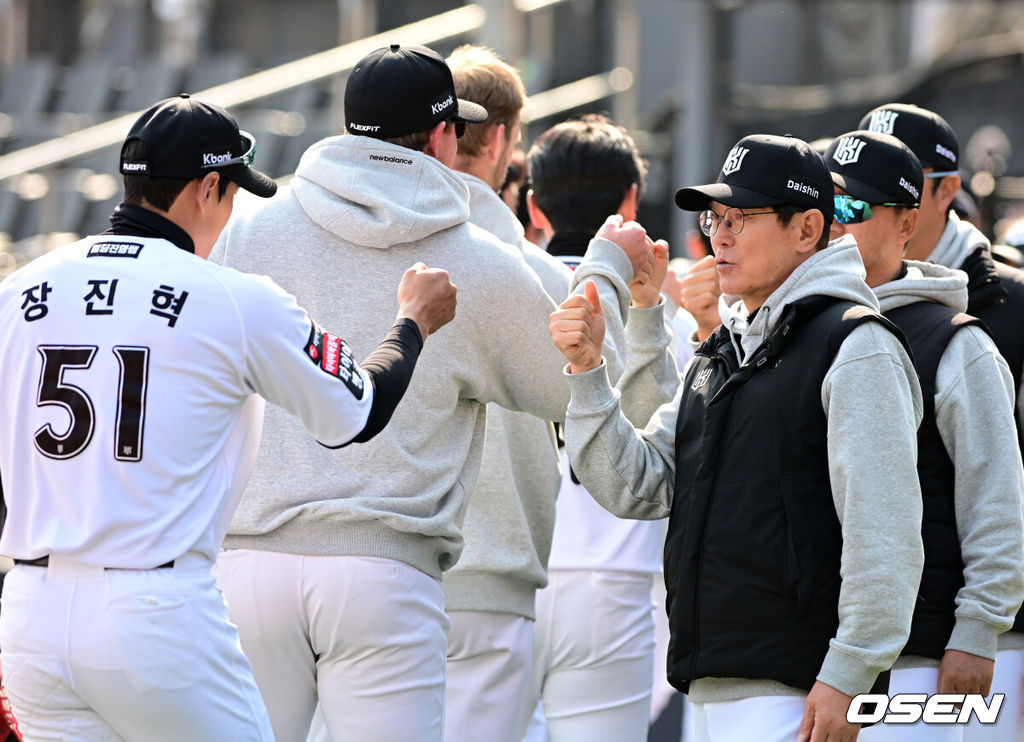 프로야구 KT 위즈가 투타조화를 이루며 시범경기 최하위에서 탈출했다. KT는 20일 수원 KT위즈파크에서 열린 ‘2026 신한은행 SOL Bank KBO리그’ 키움 히어로즈와의 시범경기에서 4-1로 승리하고 시범경기 최하위에서 탈출했다. 2승 2무 4패를 기록중이다. 키움은 지난 19일 승리로 꼴찌에서 탈출했지만 이날 패배로 다시 10위(2승 1무 5패)로 주저앉았다. 경기를 마치고 KT 이강철 감독이 승리 하이파이브를 하고 있다. 2026.03.20 / jpnews@osen.co.kr