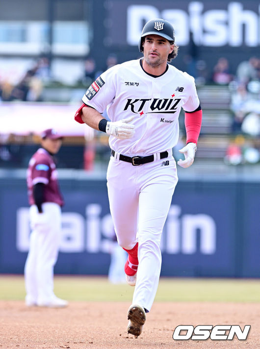 [OSEN=수원, 지형준 기자] 20일 경기도 수원 KT위즈파크에서 ‘2026 신한 SOL KBO리그’ 시범경기 KT 위즈와 키움 히어로즈의 경기가 열렸다.KT는 10위(1승 2무 4패), 키움는 공동 8위(2승 1무 4패)를 기록중이다. 1회말 KT 힐리어드가 선두타자 초구 홈런을 날리며 그라운드를 돌고 있다. 2026.03.20&nbsp;/ jpnews@osen.co.kr