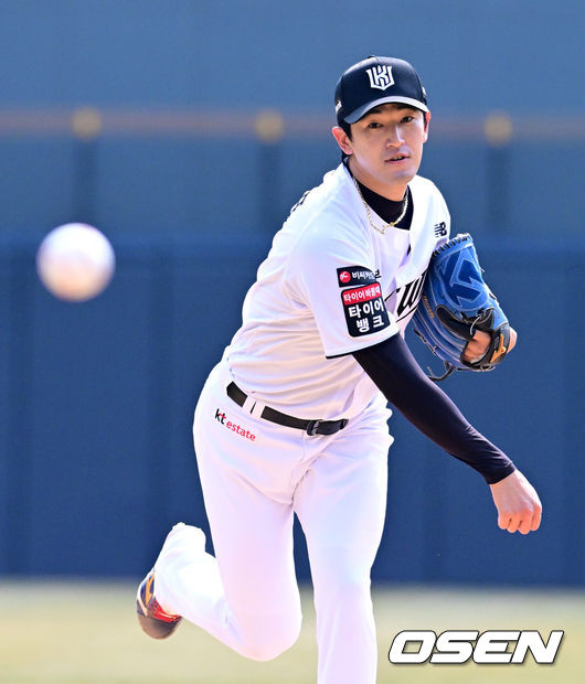 [OSEN=수원, 지형준 기자] 20일 경기도 수원 KT위즈파크에서 ‘2026 신한 SOL KBO리그’ 시범경기 KT 위즈와 키움 히어로즈의 경기가 열렸다.KT는 10위(1승 2무 4패), 키움는 공동 8위(2승 1무 4패)를 기록중이다. 1회초 KT 고영표가 역투하고 있다. 2026.03.20&nbsp;/ jpnews@osen.co.kr
