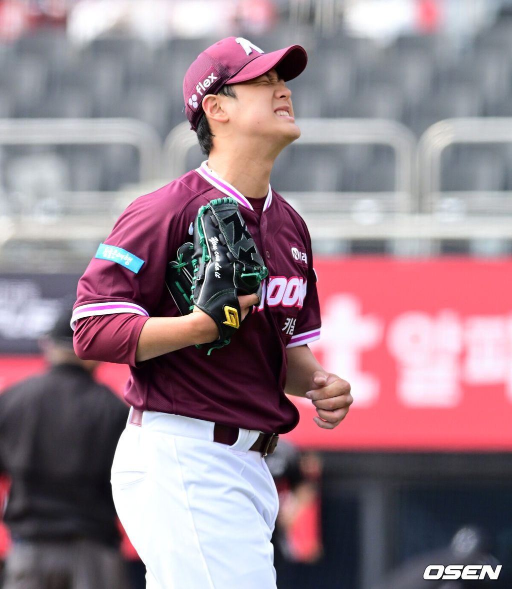 20일 경기도 수원 KT위즈파크에서 ‘2026 신한 SOL KBO리그’ 시범경기 KT 위즈와 키움 히어로즈의 경기가 열렸다.KT는 10위(1승 2무 4패), 키움는 공동 8위(2승 1무 4패)를 기록중이다. 1회말 키움 정현우가 선제 실점을 허용하며 아쉬워하고 있다. 2026.03.20 / jpnews@osen.co.kr